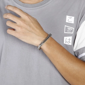 Gros plan d'un bracelet pour homme en acier inoxydable tressé argenté à double rangée
