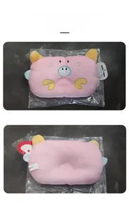 Detail eines weichen rosa Plüsch-Schweinekissens für Haustiere mit süßer Stickerei