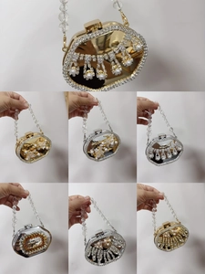 Detail van mini avondtassen met strass kwastjes en bloemige parel decoraties