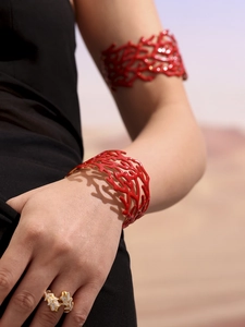 Bracelet manchette corail rouge et bague plaquée or 18k sur fond de désert ensoleillé