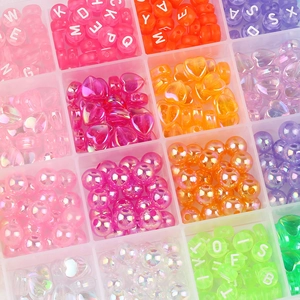 Kit di perle in acrilico colorato con lettere e cuori in scatola da 24 scomparti