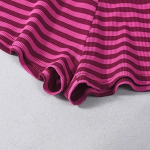 Detail der pink-rot gestreiften Strickshorts mit Rippenmuster und Nahtverarbeitung