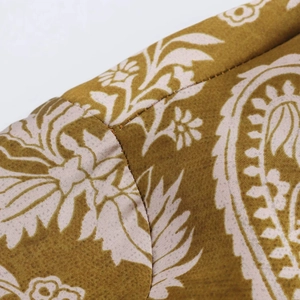 Gros plan détaillé du tissu satiné cachemire olive avec couture haute densité et texture