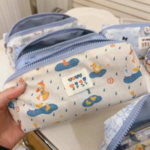 Detail der blauen Enten-Stofftasche mit Metallreißverschluss und weicher Baumwollstruktur