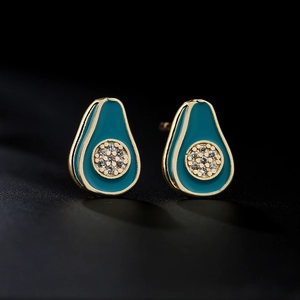Élégantes boucles d'oreilles avocat plaquées or 18 carats avec émail et zircons