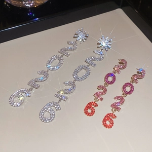 Détail macro de boucles d'oreilles pendantes 2026 étincelantes en argent et rose dégradé