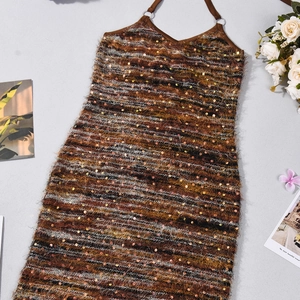 Dettaglio dell'abito in maglia a righe multicolori con paillettes piume e scollo all'americana