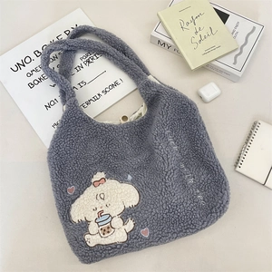 Détail de la broderie chien sur un sac cabas en peluche grise Lucky Milk Tea