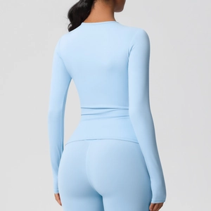 Vue arrière d'un ensemble de yoga bleu clair montrant la coupe ajustée et le tissu