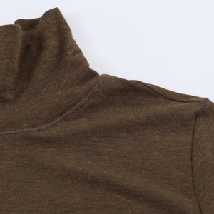 Détail de la couture du col montant et de la texture du tissu en maille marron