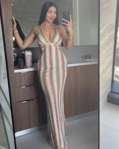 Détail de la robe longue dos nu avec décolleté en V et motifs ondulés colorés en maille