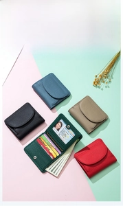 Portafoglio compatto in pelle RFID con fessure per carte e finestra per documenti