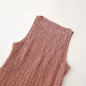 Haut sans manches pour femmes à carreaux rouge et blanc avec texture smockée détaillée