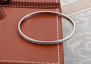 Dettaglio del bracciale in acciaio inossidabile argento con cristalli su confezione