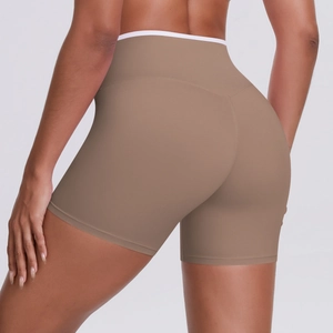 Détail du short de yoga taille haute avec ceinture contrastée et coupe sculptante