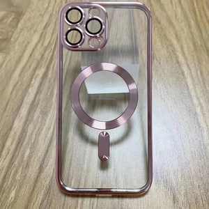 Primer plano de funda transparente con acabado en oro rosa y anillo magnético MagSafe