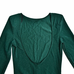 Detail of the backless green glitter dress with slimming fit and long sleeves