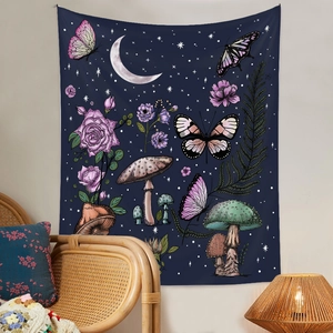 Detail eines böhmischen Wandteppichs mit Mond, Pilzen und Schmetterlingen im Zimmer-Setup