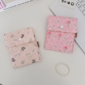 Detailansicht von gesteppten Baumwolltaschen mit Bären- und Blumenmustern