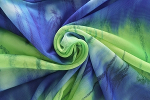 Vue macro du tissu en maille respirante avec dégradé bleu-vert et texture douce du t-shirt