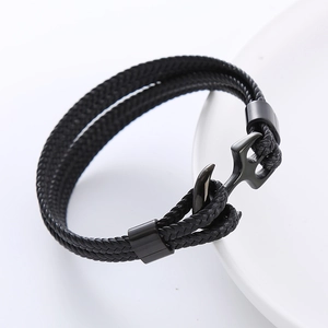 Dettaglio del bracciale in pelle intrecciata nera con chiusura ad ancora nera opaca