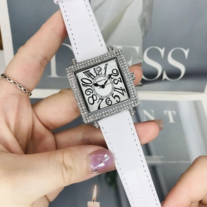 Detalle de reloj de cuarzo cuadrado con bisel de diamantes y correa de cuero blanco