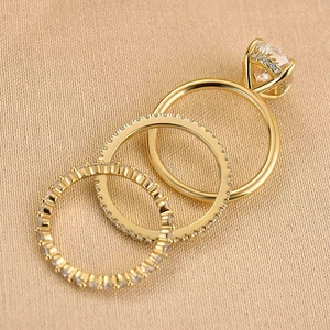 Nahaufnahme des 3-teiligen Goldring-Sets mit Solitär- und Ewigkeitsringen im Fokus