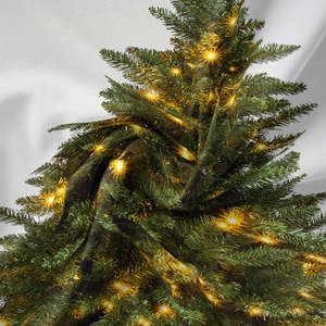 Dettaglio dell'arazzo dell'albero di Natale bohémien con stampa LED e consistenza del tessuto