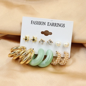 Détail d'un lot de 6 paires de boucles d'oreilles dorées avec perles et résine sur soie