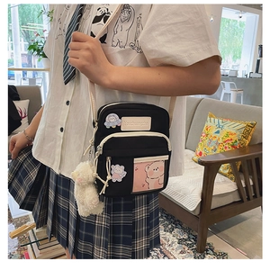 Sac bandoulière japonais en toile noire avec écussons d'ours et pendentif en peluche
