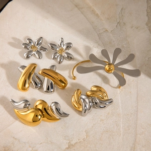Two-tone stainless steel jewelry set featuring flower and heart stud earrings and brooch