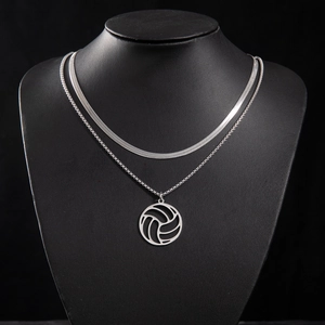 Détail du collier argenté à deux rangs avec chaîne serpent plate et pendentif de volleyball