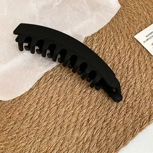 Pince à cheveux banane minimaliste en acrylique noir mat avec design antidérapant