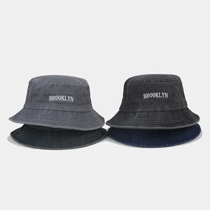 Détail de bobs en coton délavé de plusieurs couleurs avec broderie Brooklyn élégante