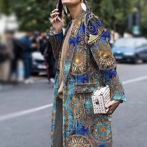 Damen-Langenmantel mit Mandala-Blumenmuster und Reverskragen im modernen Streetstyle