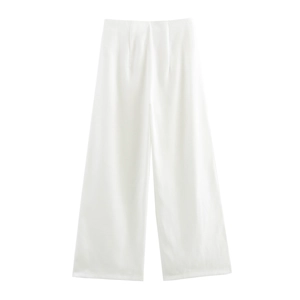 Dettaglio di pantaloni bianchi a gamba larga a vita alta con eleganti pieghe in vita