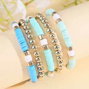 Détail de l'ensemble de 5 bracelets bohèmes avec disques heishi en argile bleue et blanche