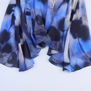 Abito estivo con orlo sfumato blu tie-dye in tessuto di chiffon leggero e fluido