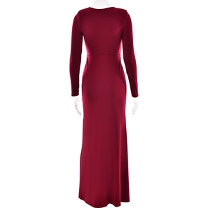 Dettaglio dell'elegante abito lungo bordeaux a maniche lunghe con drappeggio posteriore