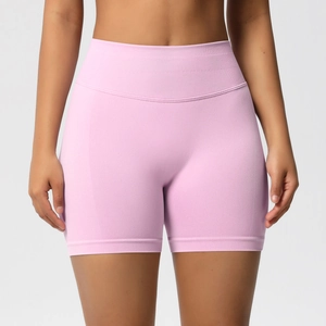 Gros plan d'un short de yoga rose sans couture avec large taille haute gainante