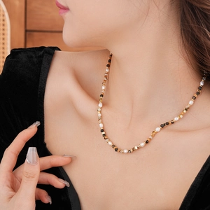 Dettaglio della collana vintage francese con perle d'acqua dolce e perline dorate