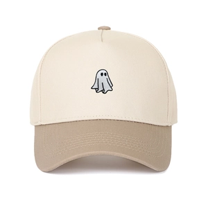 Detail der Geisterstickerei auf einer beige-khakifarbener Trucker-Baseballkappe