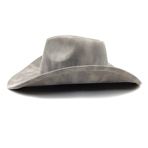 Vue détaillée de la texture tissée et du bord courbé d'un chapeau de cowboy jazz classique