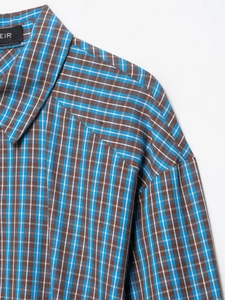 Détail du col de la chemise à carreaux bleus et couture d'épaule au tissu tissé