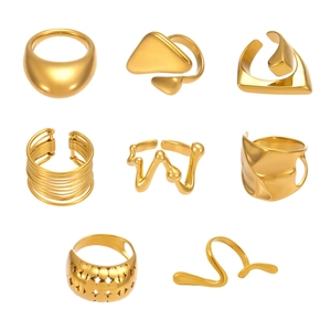 Lot de bagues larges plaquées or 18 carats avec des designs géométriques et texturés