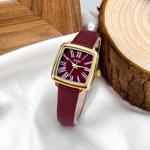 Montre rétro pour femme avec boîtier doré carré, bracelet en cuir bordeaux et cadran romain