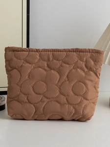 Borsa cosmetica marrone trapuntata con motivi floreali grandi e finitura satinata