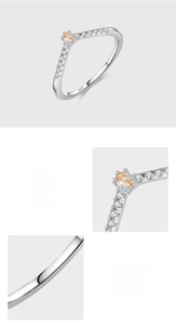 Detail showing V-shaped 925 silver ring with yellow pear-cut zirconia and S925 hallmark
