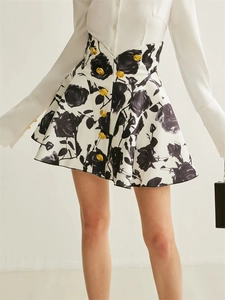Mini-jupe élégante à imprimé rose et boutons dorés avec une chemise blanche chic