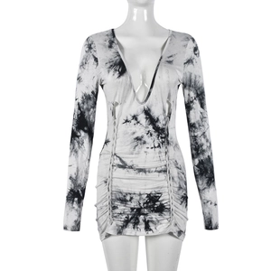 Détail du décolleté en V plongeant et des fronces sur la robe courte tie-dye